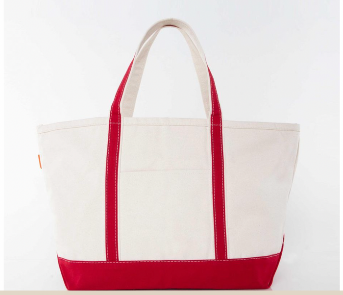 Personalized medium boat bag — lifestyle shot at beach
